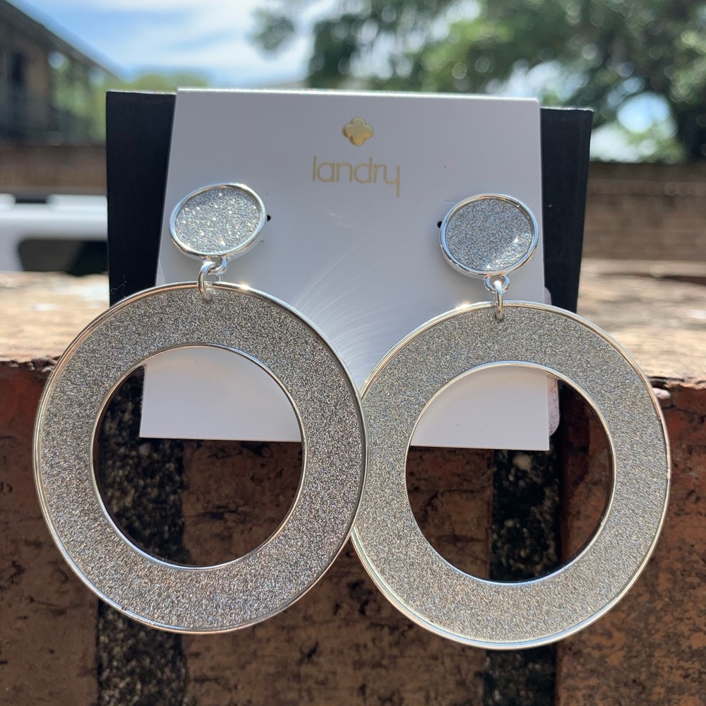 NWT SILVER SPARKLY EARRINGS